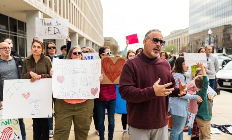 'Clap-Outs' of the Department of Emotional Education celebrates federal deceased employees