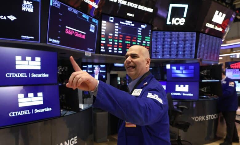 US actions close more, ending the week of historical volatility with rise