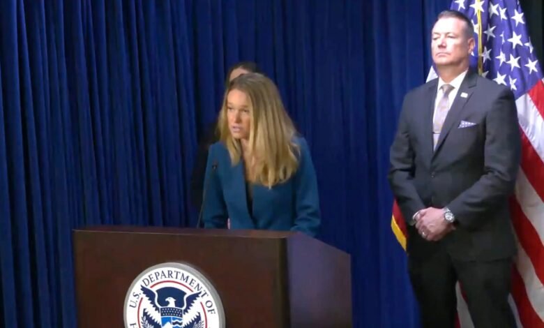 Photo: Assistant National Secretary of National Security Tricia McLaughlin and the interim director of ICE Todd Lyons speak in a presierman on May 21, 2025.