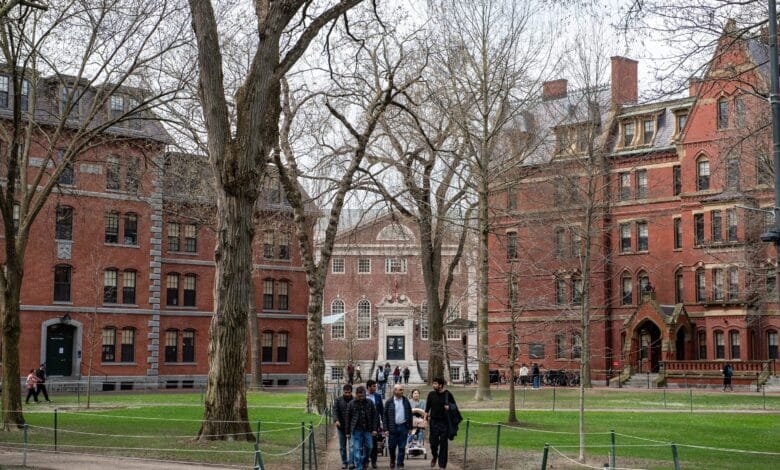 Judge temporarily blocks Trump's move to Barvard bar to register international students